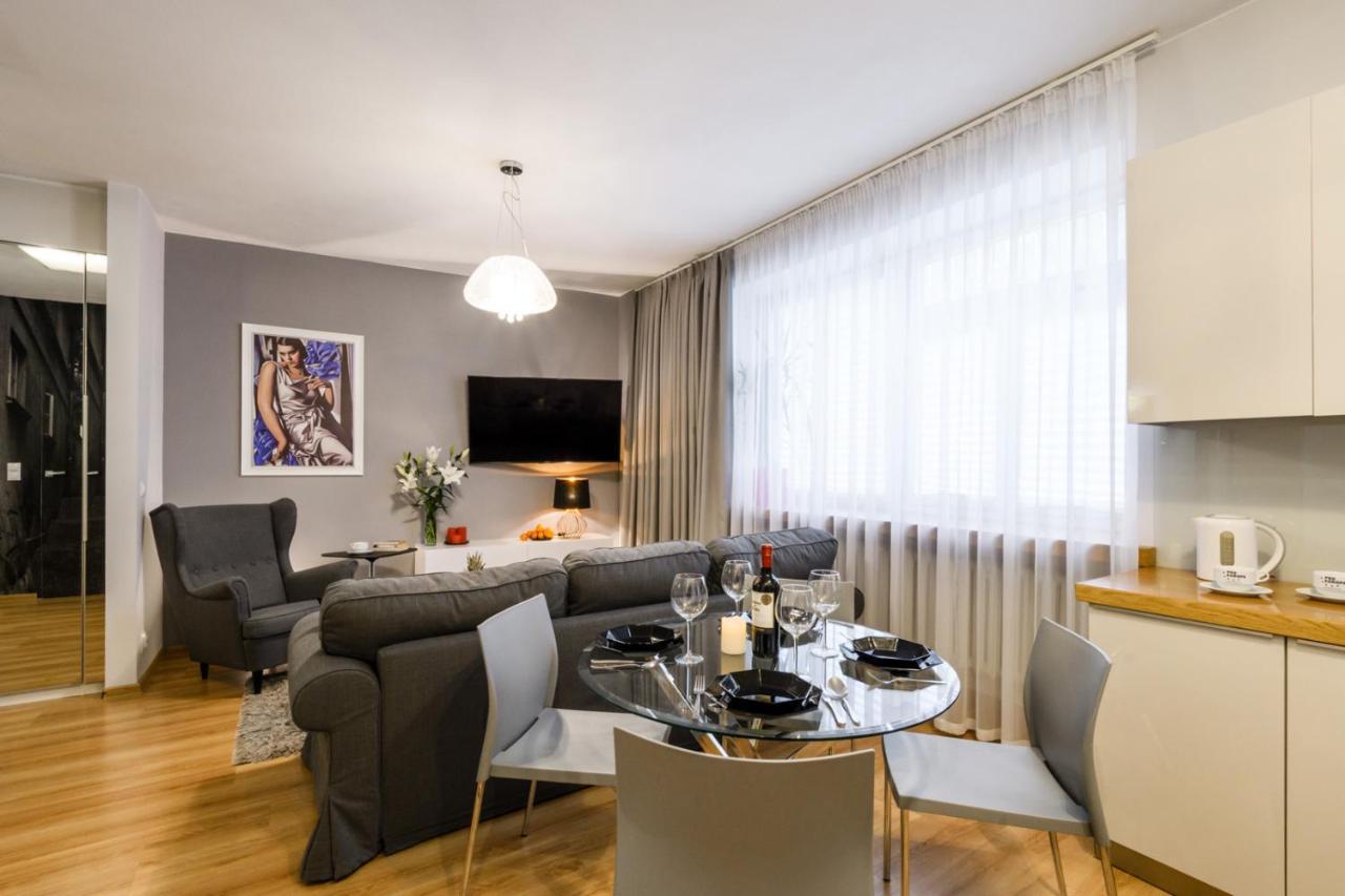 EUROPA22 Old Town Stare Miasto Warszawa NIEmasowość QUALITY Klasa PREMIUM 24 hour BON TURYSTYCZNY Netflix WiFi Faktury PARKING Zewnętrze zdjęcie